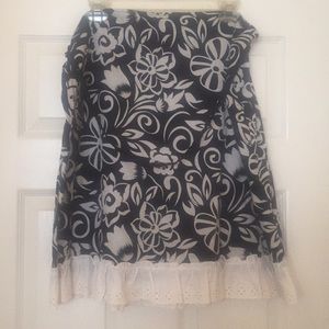 *** SMOKE FREE HOUSE *** Blk & Wht Skirt Size 12